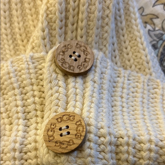 UGG Beanie - Picture 2 of 5